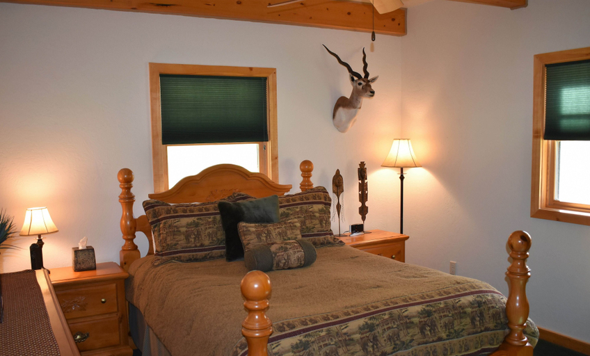 Bedroom 2, The Wild Game Inn, Ravalli