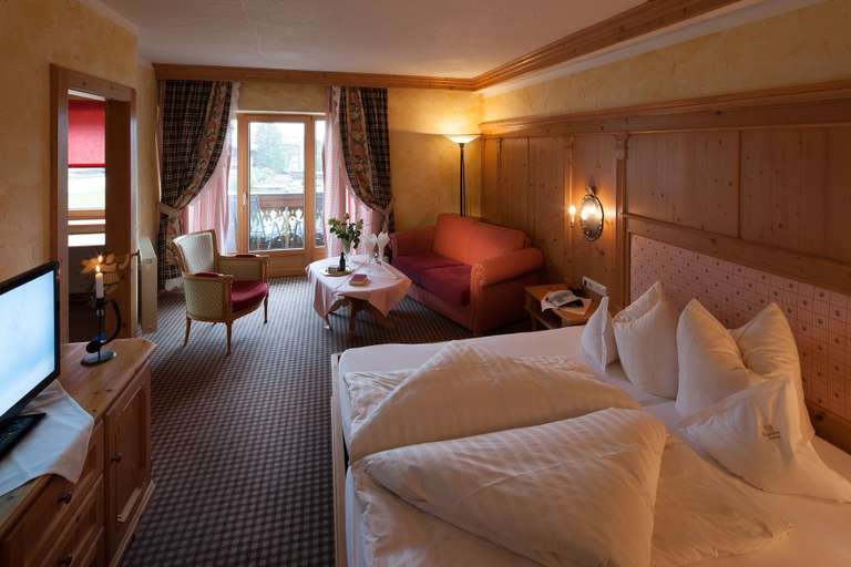 Bedroom 3, Hotel Schwarzer Adler, Reutte
