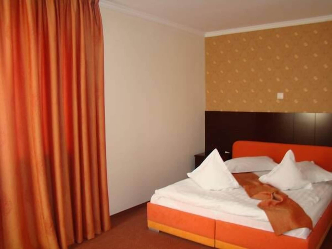 Bedroom 2, Hotel Helin Aeroport, Ghercesti