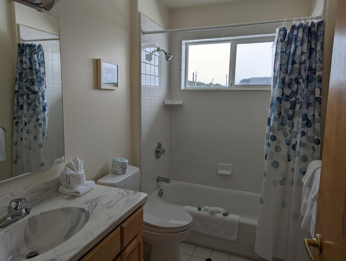 Bathroom 4, Oceans Song, Lincoln