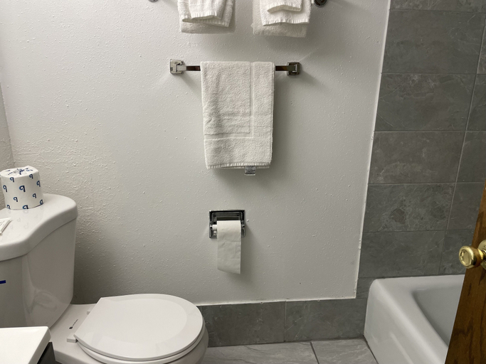 Bathroom 4, Heritage inn, Jefferson