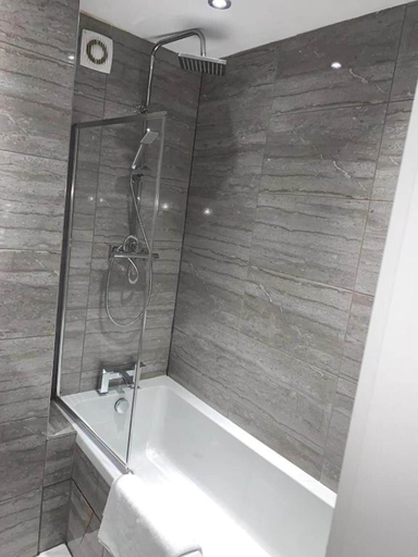 Bathroom 3, Beautiful 2-bed Apartment in Southend-on-sea, Southend-on-Sea
