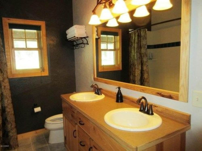 Bathroom 3, The Wild Game Inn, Ravalli