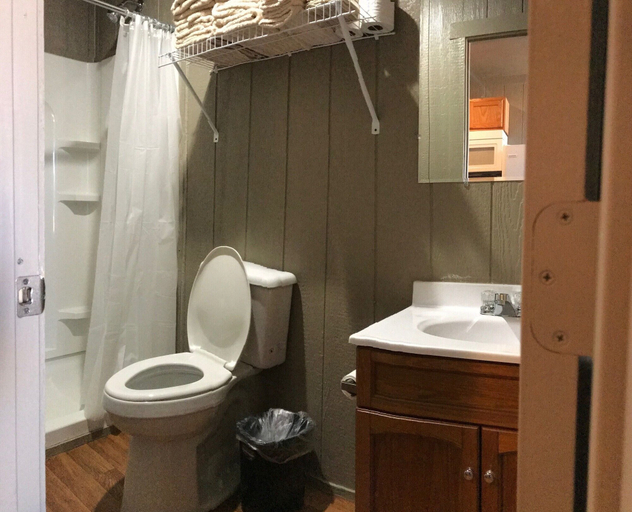 Bathroom, Railhead Rentals, Reeves