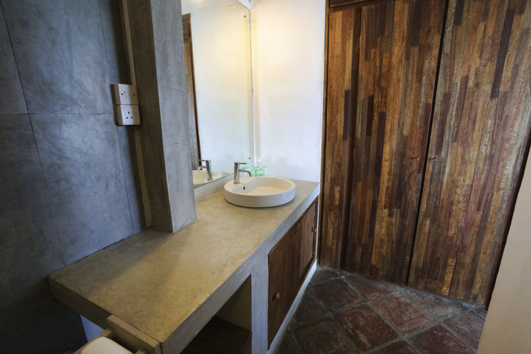 Bathroom 5, Chantauvent Guesthouse