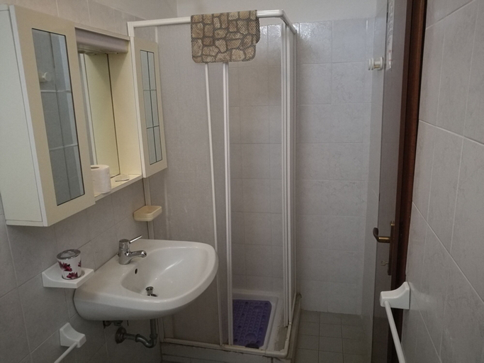 Bathroom 3, Hotel Paradiso, Viterbo