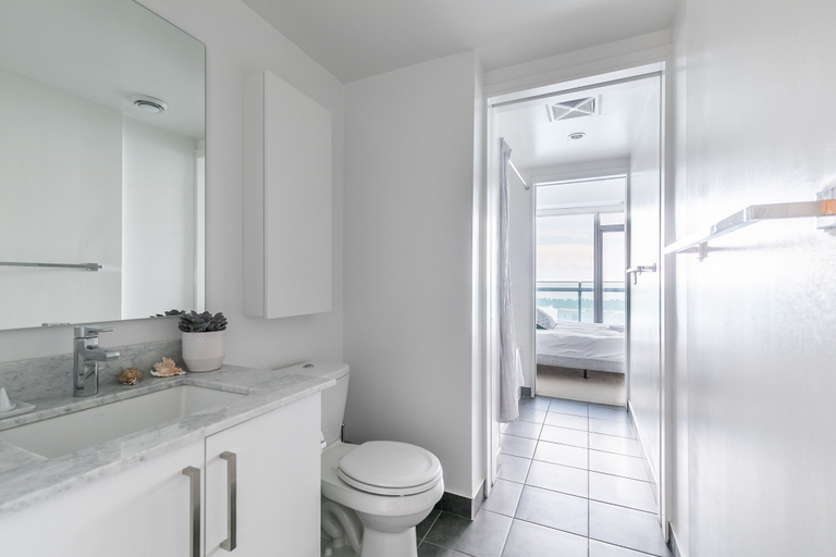 Bathroom 5, Sky Home with Stunning View of Toronto and Lake Ontario, Toronto