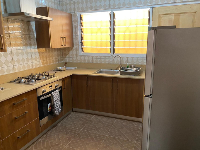 Private kitchen 2, Lovely 3-bedroom Vacation Home in Kumasi, Kumasi