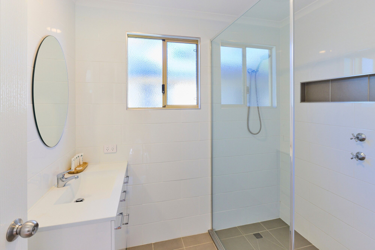 Bathroom 4, RAC Esperance Holiday Park, Esperance