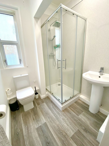 Bathroom 5, Spacious Two Bed Apartment in Poole, Poole