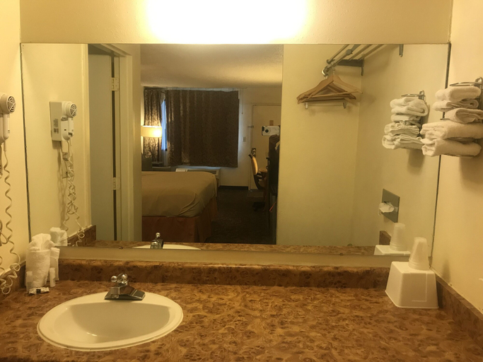 Bathroom 4, Travelers Inn & Suites, Moffat