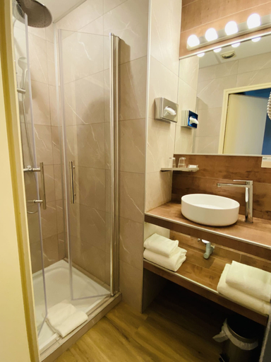Bathroom 4, Brit Hotel Acacias, Bouches-du-Rhône