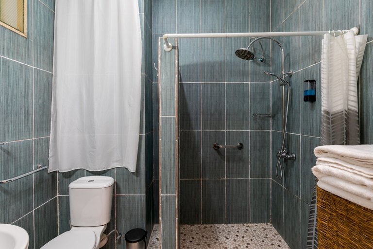 Bathroom 5, 2 Friends Beach Hotel, Entebbe