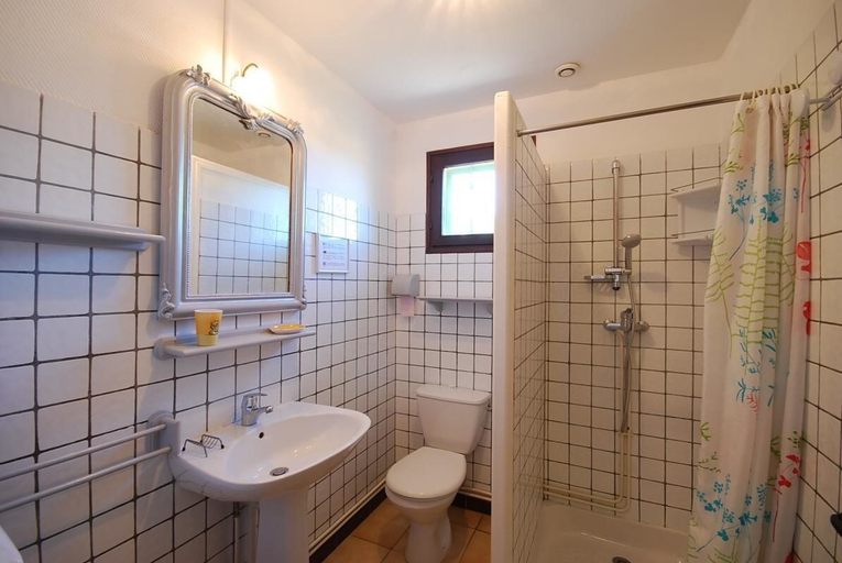Bathroom 3, La Berruguette by Gîtes de France, Bouches-du-Rhône