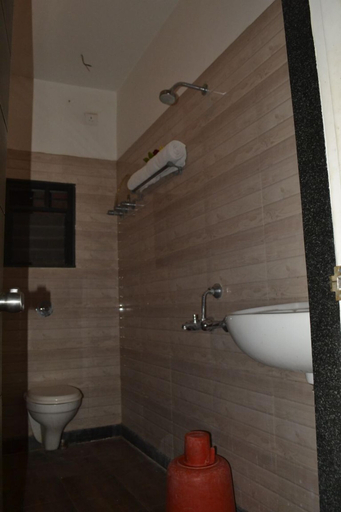 Bathroom 3, Hotel Safari Lodge, Chandrapur