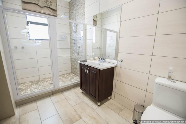 Bathroom 5, Border Hotel, Frances Baard