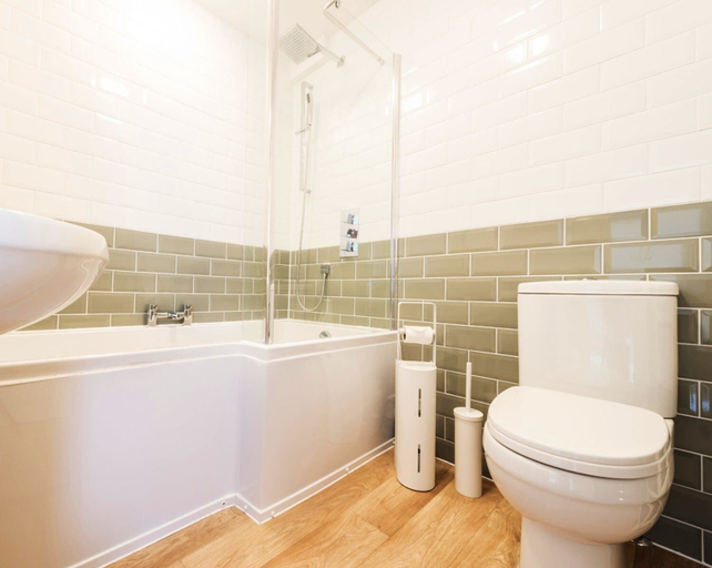 Bathroom 4, Printers Court 3, Dorset