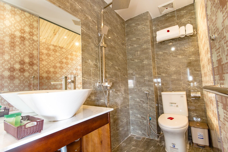 Bathroom 2, Lagoon Homestay, Da Nang