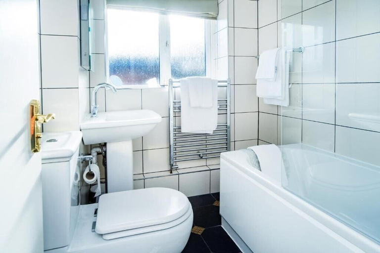 Bathroom 3, Henley Hotel, Warwickshire