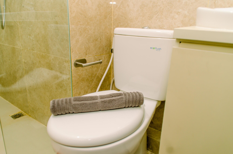 Bathroom 5, Comfort 2Br At Transpark Bintaro Apartment, Tangerang Selatan
