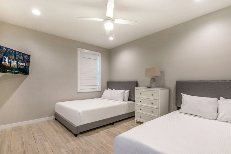 Bedroom 3, Modern Townhouse w Balcony, Orleans