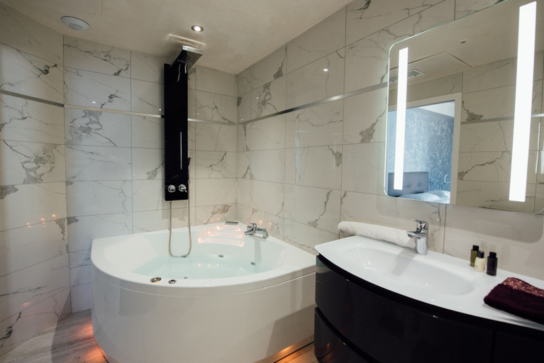 Bathroom 4, Amirauté, Loire-Atlantique