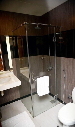 Bathroom 4, Avari Xpress Gulberg, Lahore