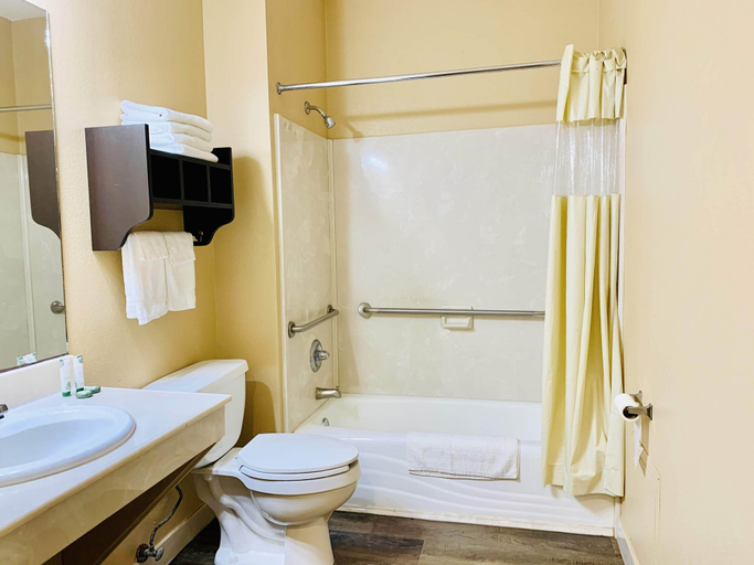 Bathroom 3, Weston Inn & Suites, Cherokee