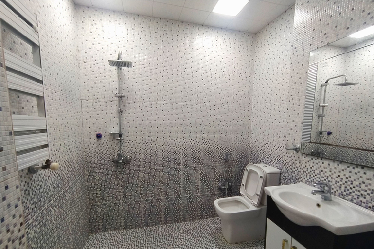 Bathroom 4, Bakuvi Tourist Apartment B074, Baku