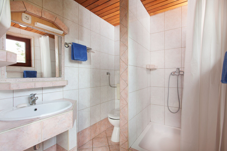 Bathroom 4, Daila Apartments, Novigrad