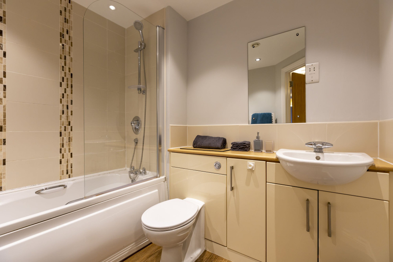 Bathroom 4, Belgrade Plaza Serviced Apartments, Coventry