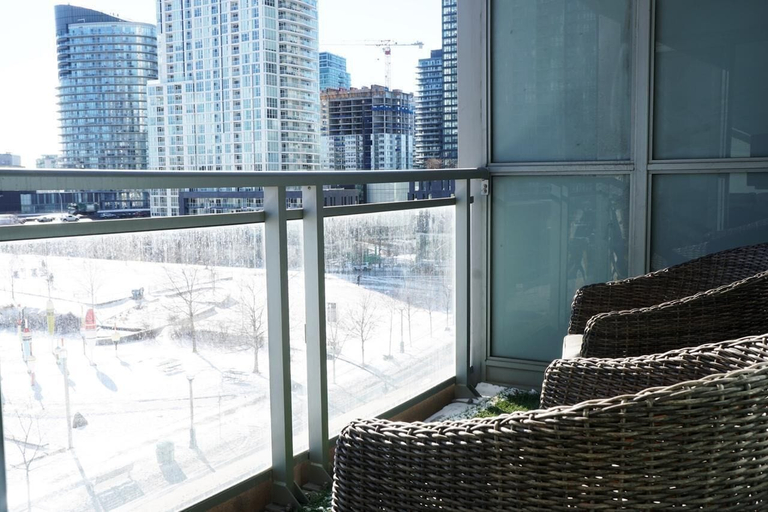 Others 3, City Place 2 BDRM Downtown with Parking, Toronto