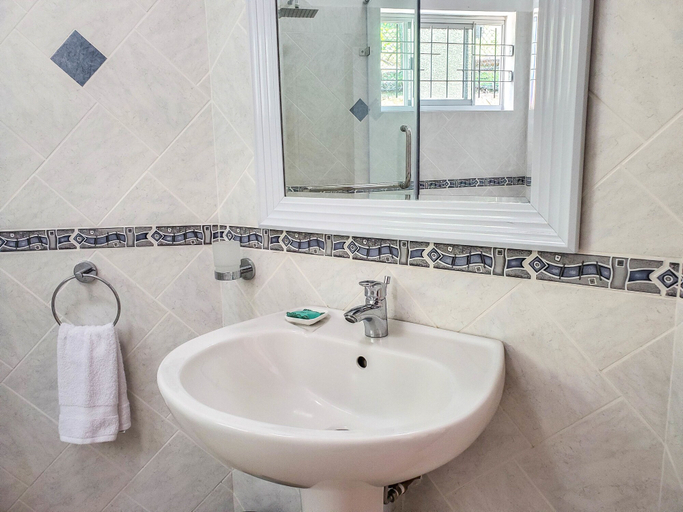 Bathroom 4, East View Self Catering