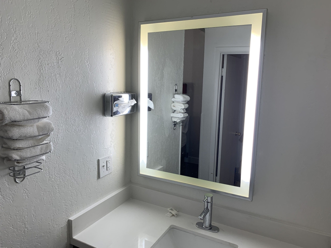 Bathroom 4, Super 8 by Wyndham San Jose Airport, Santa Clara