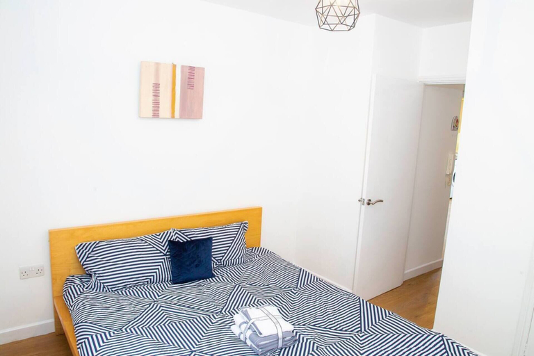 Bedroom 5, Large Shoreditch, Hoxton 3-bed Garden Flat, London