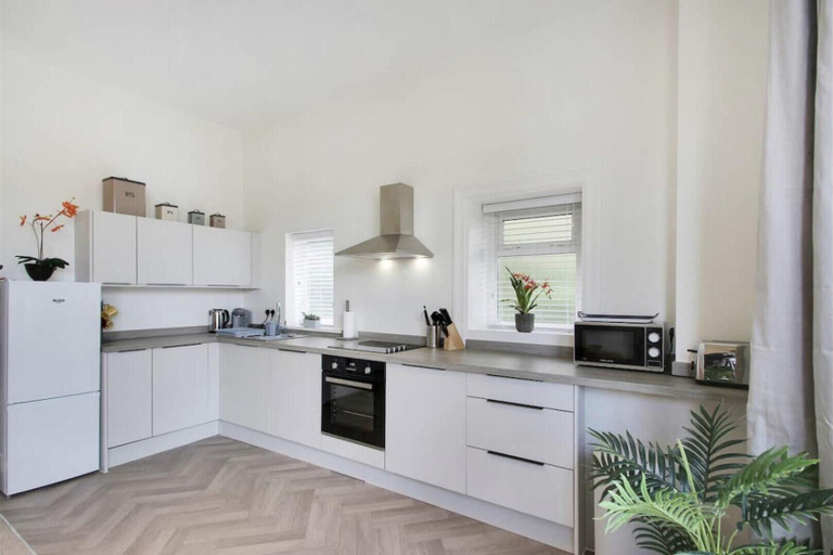 Others 5, Stylish Large 1-bed Apartment in Tunbridge Wells, Kent