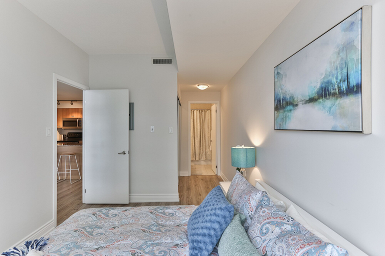 Bedroom 3, Bright Sub-Penthouse on Bay St, Toronto