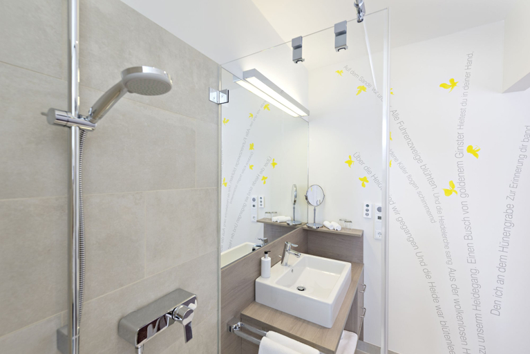 Bathroom 4, Schmucke Witwe, Heidekreis