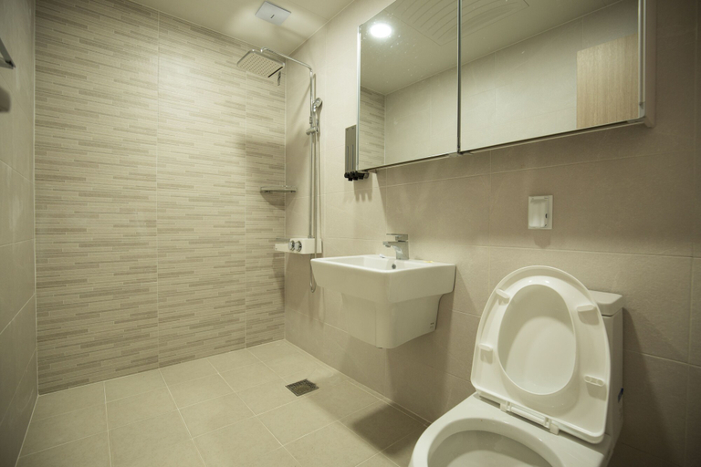 Bathroom, Uhgro, Jung