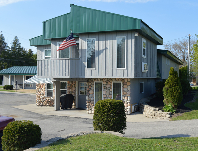 Exterior & Views 2, Coastal Suites Resort, Benzie