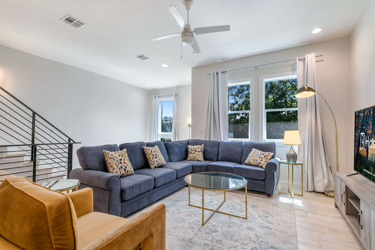 Others 1, Modern Townhouse w Balcony, Orleans