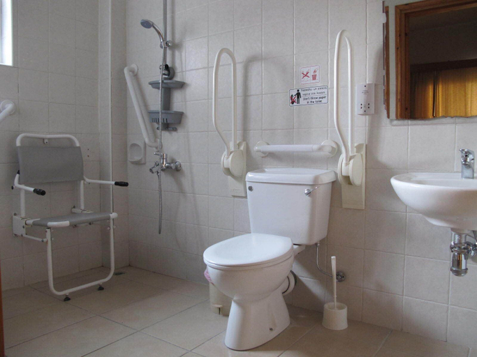 Bathroom 4, C & A Hotel Apartments