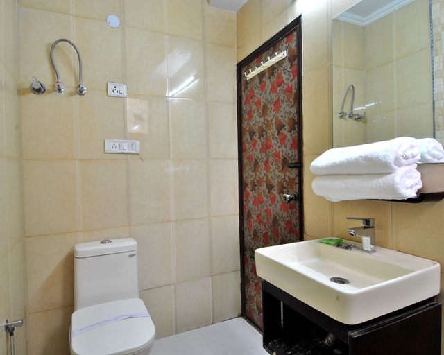 Bathroom 4, Hotel Toronto, Delhi
