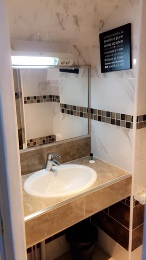Bathroom 3, Hôtel des Arcades, Seine-Maritime