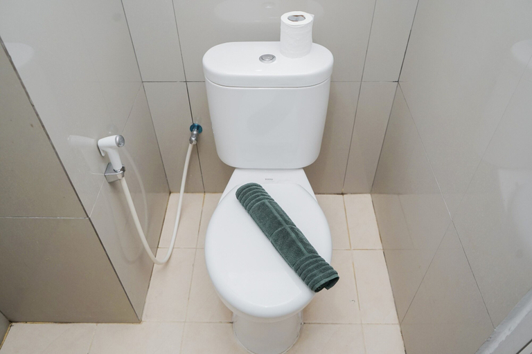 Bathroom 3, Brand New And Comfy Studio Baileys Apartment, South Tangerang