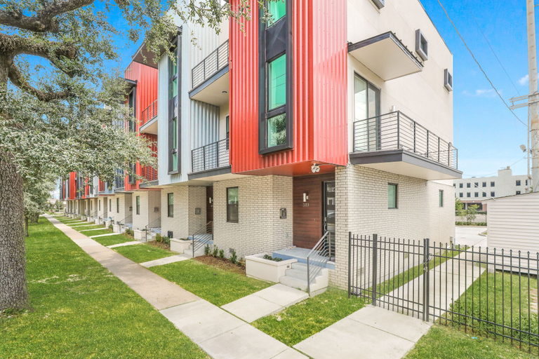 Exterior & Views 2, Modern Townhouse w Balcony, Orleans