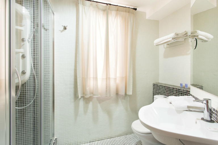 Bathroom 5, Hotel Carlos V, Granada