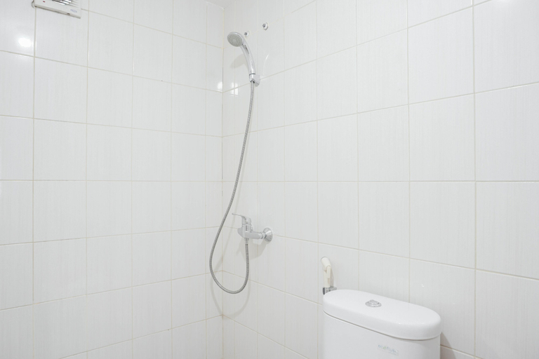 Bathroom 5, Best Homey Elegant Studio Room at Amethyst Apartment By Travelio, Jakarta Pusat
