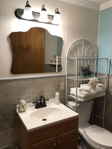 Bathroom, Seacrest Inn, Washington