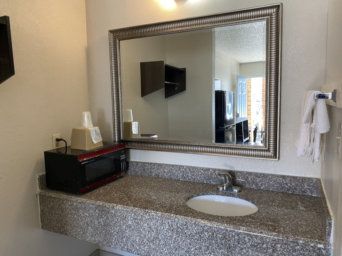 Bathroom 3, Jupiter Inn, Dallas